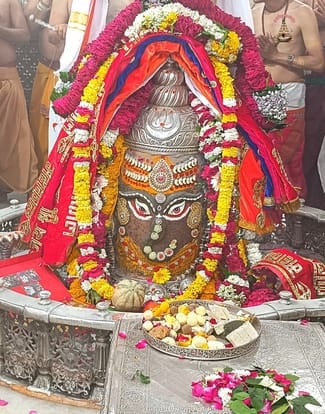 भस्म आरती मे श्री गणेश स्वरूप मे श्रृंगारित हुए बाबा महाकाल