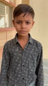बहेड़ी। नवाबगंज में दमखोदा ब्लॉक के प्राइमरी स्कूल अभयपुर की छात्रा से जानकारी लेते मुख्यमंत्री