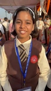 बहेड़ी। नवाबगंज में दमखोदा ब्लॉक के प्राइमरी स्कूल अभयपुर की छात्रा से जानकारी लेते मुख्यमंत्री