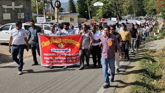 बिलासपुर में आयोजित बिजली महापंचायत में उपस्थित विद्युत बोर्ड के कर्मचारी और पेंशनर । संवाद बिलासपुर में आयोजित बिजली महापंचायत में उपस्थित विद्युत बोर्ड के कर्मचारी और पेंशनर । संवाद
