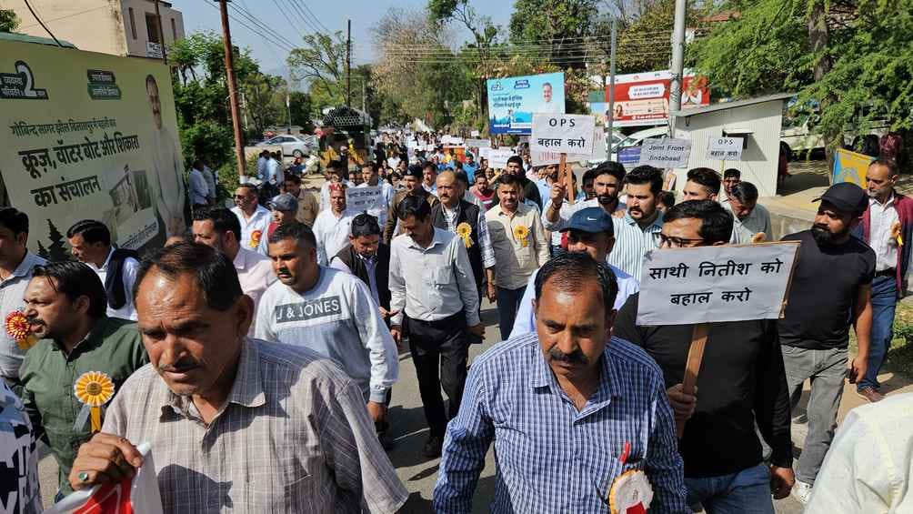 बिलासपुर में आयोजित बिजली महापंचायत में उपस्थित विद्युत बोर्ड के कर्मचारी और पेंशनर । संवाद बिलासपुर में आयोजित बिजली महापंचायत में उपस्थित विद्युत बोर्ड के कर्मचारी और पेंशनर । संवाद