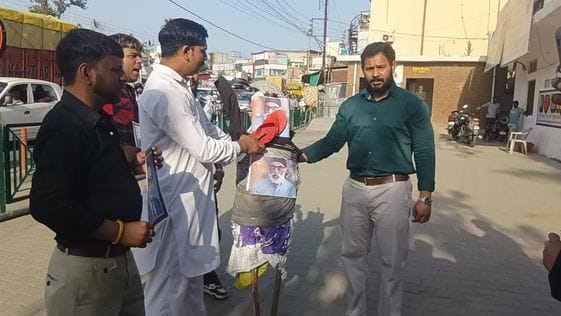 एमसी पार्क ऊना में खालिस्तानी आतंकी पन्नू का पुतला जलाते युवा। -स्रोत: आयोजक एमसी पार्क ऊना में खालिस्तानी आतंकी पन्नू का पुतला जलाते युवा। -स्रोत: आयोजक