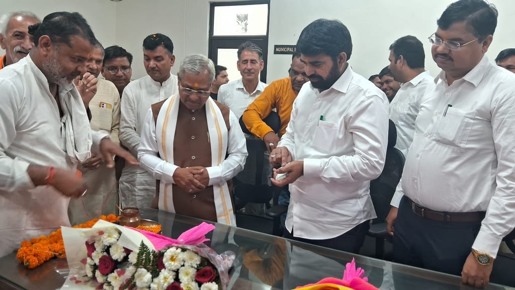 फोटो 24: सोनीपत के खरखौदा नपा कार्यालय में चेयरमैन हीरालाल को पद ग्रहण कराते विधायक पवन खरखौदा 