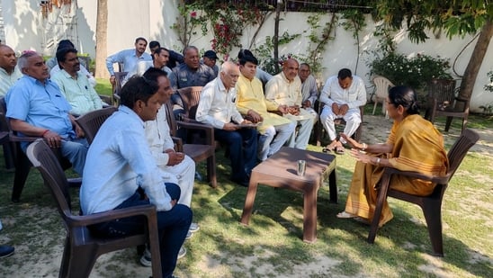 फोटो 33: सोनीपत के सिद्धार्थ एन्क्लेव स्थित कैंप कार्यालय में विधायक कृष्णा गहलावत से मिलते ग्र