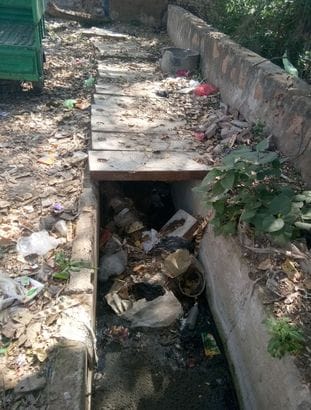 फोटो संख्या:52- गोशाला रोड पर गंदगी से अटा नाला--संवाद