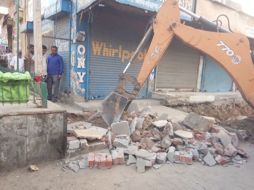 फोटो संख्या:88- विश्वकर्मा चौक पर चबूतरे तोडती बुलडोजर--संवाद फोटो संख्या:88- विश्वकर्मा चौक पर चबूतरे तोडती बुलडोजर--संवाद
