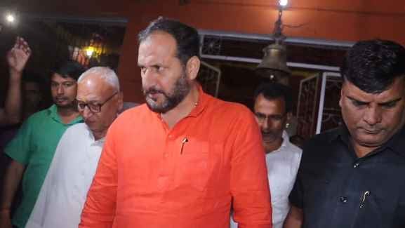 ग्रामीणों से बातचीत करते पीएचईडी मंत्री। ग्रामीणों से बातचीत करते पीएचईडी मंत्री।
