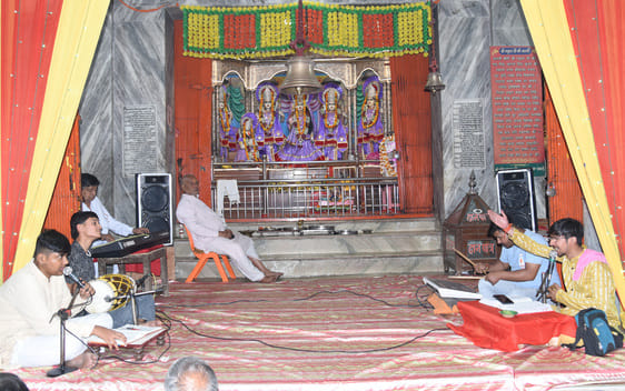 हनुमानधाम पर श्रीरामचरित मानस का पाठ करते श्रद्धालु। स्रोत आयोजक हनुमानधाम पर श्रीरामचरित मानस का पाठ करते श्रद्धालु। स्रोत आयोजक
