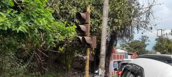 हाेशियारपुर राेड पर शाेपीस बनी ट्रैफिक लाइटे। स्त्राेत-संवाद