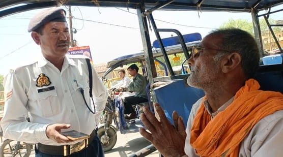 खिरनीबाग चौराहा पर चेकिंग के दौरान यातायात प्रभारी ने लाइसेंस न होने पर ई-रिक्शा चालक का चालान