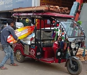 खिरनीबाग चौराहा पर चेकिंग के दौरान यातायात प्रभारी ने लाइसेंस न होने पर ई-रिक्शा चालक का चालान