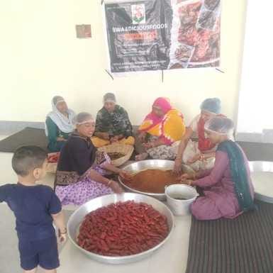 नारायणगढ़ के गांव नबीपुर की आंचल रानी ग्रुप की अन्य महिलाओं के साथ केंटीन में खाना बनाते हुए। स नारायणगढ़ के गांव नबीपुर की आंचल रानी ग्रुप की अन्य महिलाओं के साथ केंटीन में खाना बनाते हुए। स