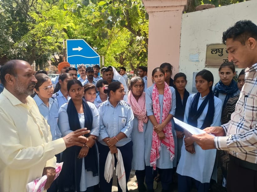 सोनीपत के गांव जुआं के विद्यार्थी व ग्रामीण उपायुक्त कार्यालय में रोष जताते हुए। संवाद सोनीपत के गांव जुआं के विद्यार्थी व ग्रामीण उपायुक्त कार्यालय में रोष जताते हुए। संवाद