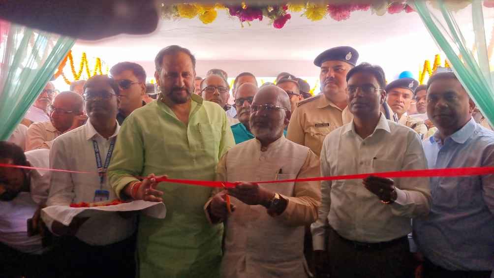 सुपौल के वीरपुर में अवर निबंधन कार्यालय का उद्घाटन करते मंत्री।