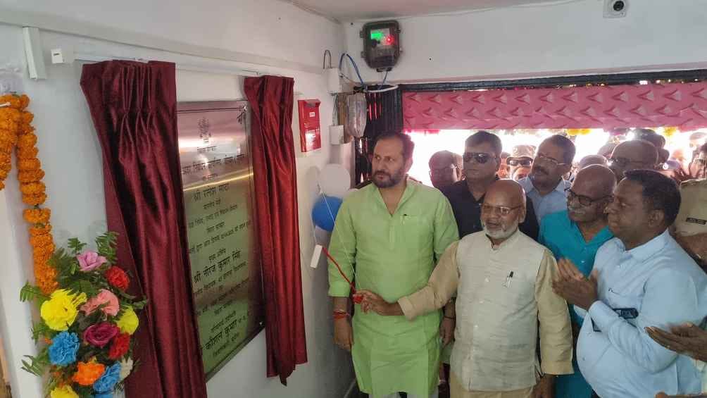 सुपौल के वीरपुर में अवर निबंधन कार्यालय का उद्घाटन करते मंत्री।