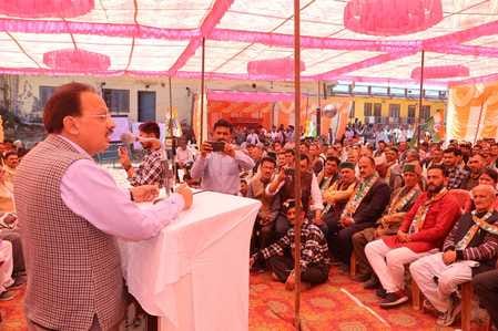 शिलाई में अस्पताल भवन के नक्शे का अवलोकन करते उद्योग मंत्री हर्षवर्धन चौहान। संवाद शिलाई में अस्पताल भवन के नक्शे का अवलोकन करते उद्योग मंत्री हर्षवर्धन चौहान। संवाद