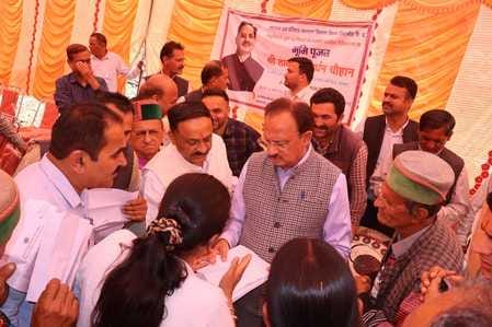 शिलाई में अस्पताल भवन के नक्शे का अवलोकन करते उद्योग मंत्री हर्षवर्धन चौहान। संवाद शिलाई में अस्पताल भवन के नक्शे का अवलोकन करते उद्योग मंत्री हर्षवर्धन चौहान। संवाद