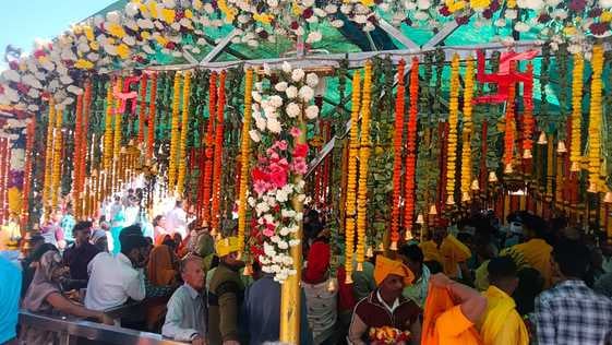 श्री चामुण्डा मंदिर में दर्शन करते हुए श्रद्धालु। संवाद श्री चामुण्डा मंदिर में दर्शन करते हुए श्रद्धालु। संवाद