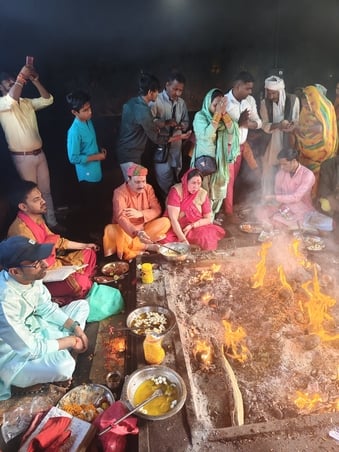 श्री चामुण्डा मंदिर में दर्शन करते हुए श्रद्धालु। संवाद श्री चामुण्डा मंदिर में दर्शन करते हुए श्रद्धालु। संवाद