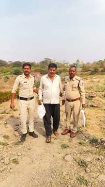 शराबबंदी के लिए शुरू हुई धरपकड़, दबिश देकर महिला सहित 5 लोगों को पकड़ा शराबबंदी के लिए शुरू हुई धरपकड़, दबिश देकर महिला सहित 5 लोगों को पकड़ा
