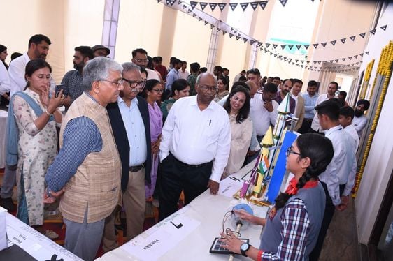 ट्रिपल आईटी ऊना में कार्यक्रम का शुभारंभ करते अतिथि। -संवाद