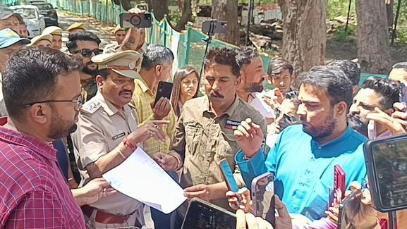 तारुवाला वन विभाग काम्लेक्स गेट के बाहर नारेबाजी करते विभिन्न संगठनों के कार्यकर्ता: संवाद तारुवाला वन विभाग काम्लेक्स गेट के बाहर नारेबाजी करते विभिन्न संगठनों के कार्यकर्ता: संवाद