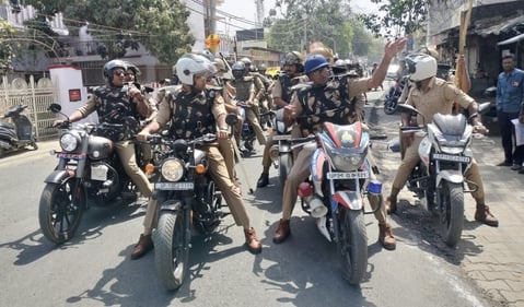धौरहरा कस्बे में पैदल मार्च करते सीओ एसडीएम। संवाद