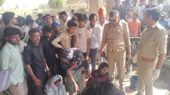 1,2 पुरकाजी के गांव हरिनगर में गन्ने के कोल्हू पर मौजूद पुलिस व ग्रामीण। संवाद 1,2 पुरकाजी के गांव हरिनगर में गन्ने के कोल्हू पर मौजूद पुलिस व ग्रामीण। संवाद