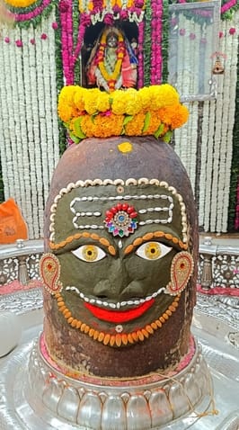भांग से हुआ श्रृंगार फिर भस्म रमाकर बाबा महाकाल ने दिए भक्तों को दर्शन, दिल्ली से आए।श्रद्धालु भांग से हुआ श्रृंगार फिर भस्म रमाकर बाबा महाकाल ने दिए भक्तों को दर्शन, दिल्ली से आए।श्रद्धालु
