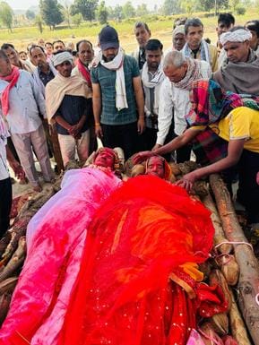 पति पत्नी की एक साथ निकली अर्थी