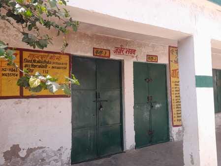 गजरौला क्षेत्र के प्राथमिक विद्यालय में लिंटर से गिरता प्लास्टर। संवाद गजरौला क्षेत्र के प्राथमिक विद्यालय में लिंटर से गिरता प्लास्टर। संवाद