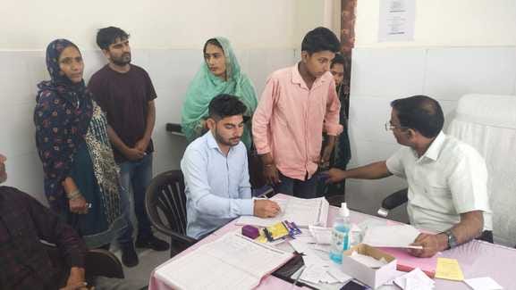 जिला अस्पताल में ओपीडी में लगी मरीजों की भीड़। संवाद जिला अस्पताल में ओपीडी में लगी मरीजों की भीड़। संवाद