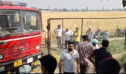 माला जंगल में लगी आग को बुझाने का प्रयास करते किसान। स्रोत ग्रामीण