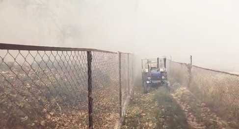 माला जंगल में लगी आग को बुझाने का प्रयास करते किसान। स्रोत ग्रामीण
