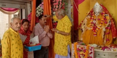 नवरात्र पर मोहल्ला हुंडालखेल स्थित देवी मंदिर में भजन-कीर्तन करतीं महिलाएं। स्रोत: आयोजक