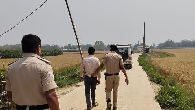 पंचायत में बैठे लोग, आरोपी युवक को ले जाती पुलिस पंचायत में बैठे लोग, आरोपी युवक को ले जाती पुलिस