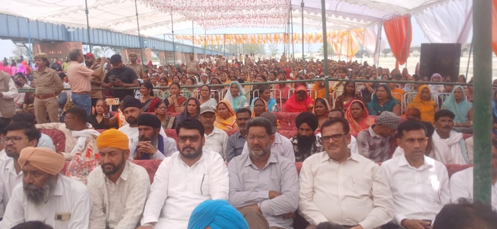पलिया शारदा नदी के पास आयोजित कार्यक्रम को संबोधित करते जलशक्ति मंत्री स्वतंत्र देव सिंह। सं