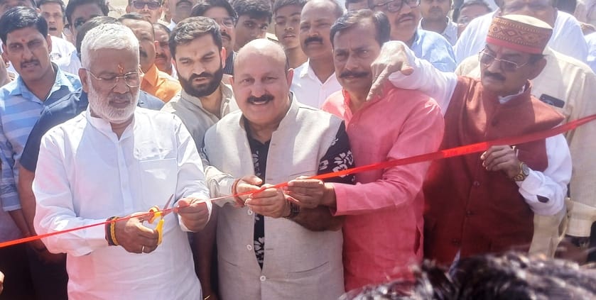 पलिया शारदा नदी के पास आयोजित कार्यक्रम को संबोधित करते जलशक्ति मंत्री स्वतंत्र देव सिंह। सं