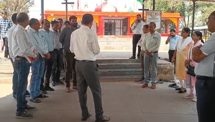 पड़ाव स्थलों की व्यवस्था देखने बुलेट से पहुंचे कलेक्टर और एसपी
