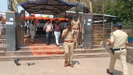 पड़ाव स्थलों की व्यवस्था देखने बुलेट से पहुंचे कलेक्टर और एसपी