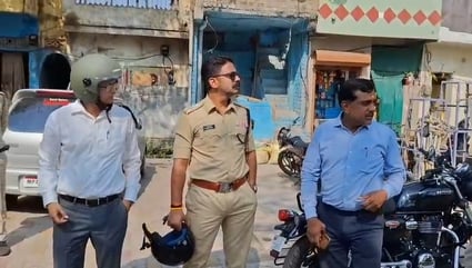 पड़ाव स्थलों की व्यवस्था देखने बुलेट से पहुंचे कलेक्टर और एसपी