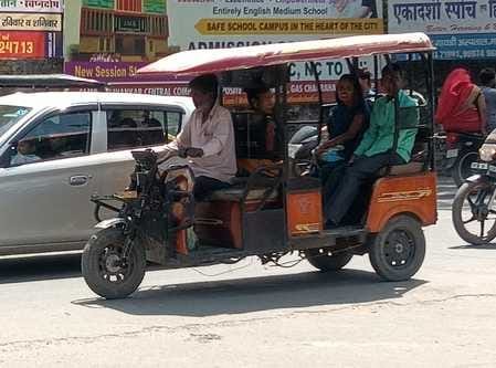 शहर के गौहनिया चौराहा से ई-रिक्शा पर जाते स्कूली बच्चे।संवाद शहर के गौहनिया चौराहा से ई-रिक्शा पर जाते स्कूली बच्चे।संवाद