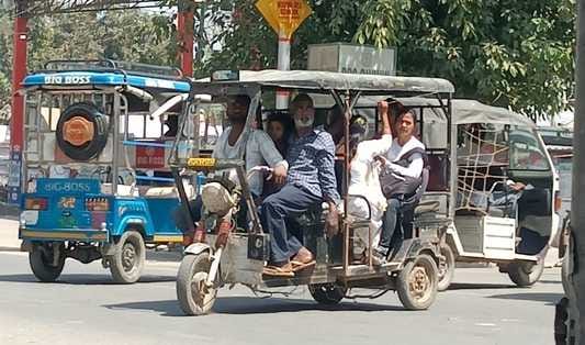 शहर के गौहनिया चौराहा से ई-रिक्शा पर जाते स्कूली बच्चे।संवाद शहर के गौहनिया चौराहा से ई-रिक्शा पर जाते स्कूली बच्चे।संवाद