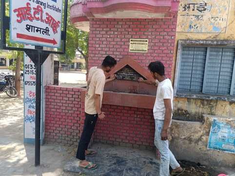शामली में माजरा रोड पर टोंटी न होने पर लगाई गई लकड़ी। संवाद शामली में माजरा रोड पर टोंटी न होने पर लगाई गई लकड़ी। संवाद
