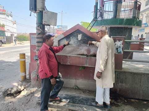 शामली में माजरा रोड पर टोंटी न होने पर लगाई गई लकड़ी। संवाद शामली में माजरा रोड पर टोंटी न होने पर लगाई गई लकड़ी। संवाद