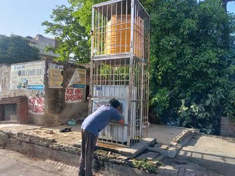 शामली में माजरा रोड पर टोंटी न होने पर लगाई गई लकड़ी। संवाद शामली में माजरा रोड पर टोंटी न होने पर लगाई गई लकड़ी। संवाद