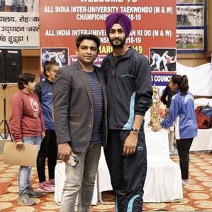 ताइक्वांडाे कोच जगदीप सिंह के साथ अंबाला छावनी निवासी गगनजोत पदक दिखाते हुए। स्वयं ताइक्वांडाे कोच जगदीप सिंह के साथ अंबाला छावनी निवासी गगनजोत पदक दिखाते हुए। स्वयं