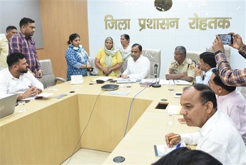 03सीटीके38 : समाधान शिविर में वीडियो कांफ्रेसिंग के माध्यम से महिला से बातचीत करते मुख्यमंत्री 03सीटीके38 : समाधान शिविर में वीडियो कांफ्रेसिंग के माध्यम से महिला से बातचीत करते मुख्यमंत्री