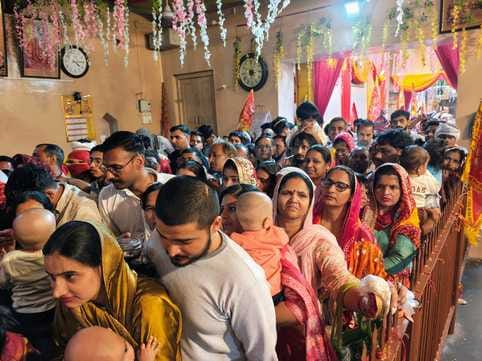 04jjrp10- माता भीमेश्वरी देवी की पूजा करते पुजारी। संवाद 04jjrp10- माता भीमेश्वरी देवी की पूजा करते पुजारी। संवाद