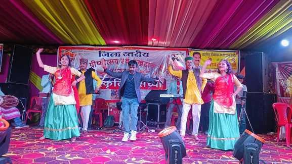 भराड़ी के अजमेरपुर ग्रीष्मोत्सव में उपस्थित मुख्यातिथि ओर लोग। संवाद भराड़ी के अजमेरपुर ग्रीष्मोत्सव में उपस्थित मुख्यातिथि ओर लोग। संवाद